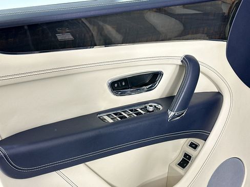 Used 2019 Bentley Bentayga image 18