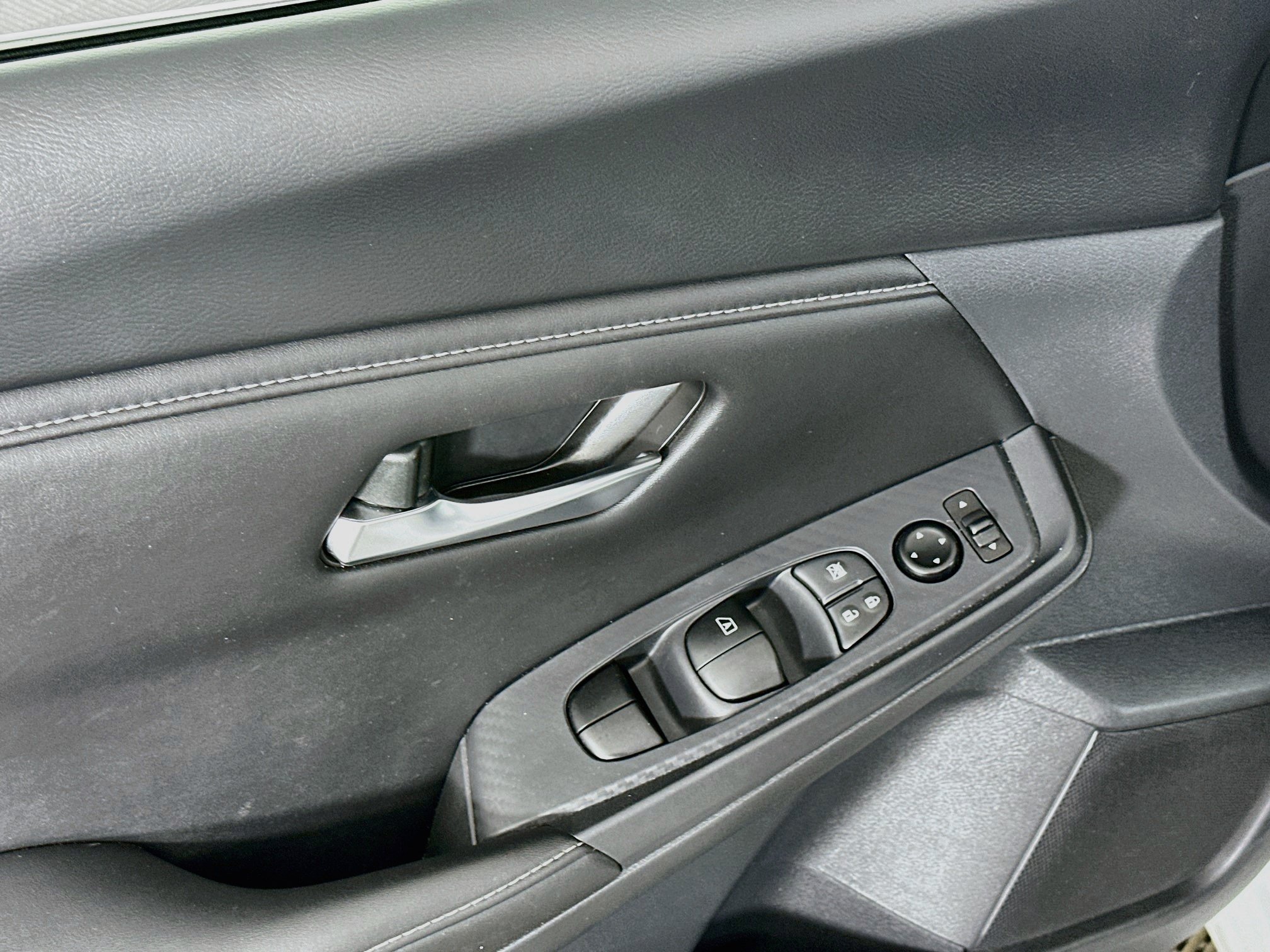 Used 2025 Nissan Sentra SV FWD image 15