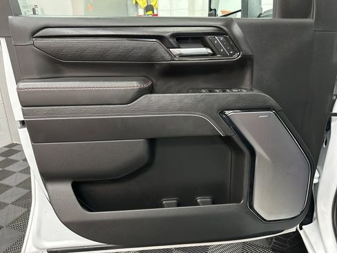 Used 2024 GMC Sierra 2500 AT4X image 19