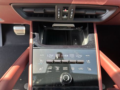 Certified 2025 Porsche Cayenne Turbo AWD/4WD image 23
