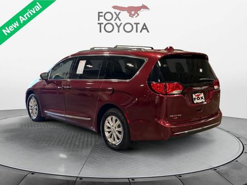 Used 2018 Chrysler Pacifica Touring-L FWD image 4