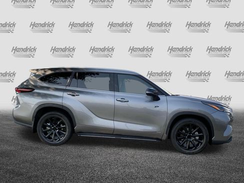Used 2025 Toyota Highlander XLE AWD/4WD image 11