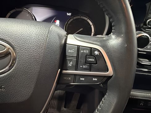 Used 2022 Toyota Highlander XSE FWD image 17
