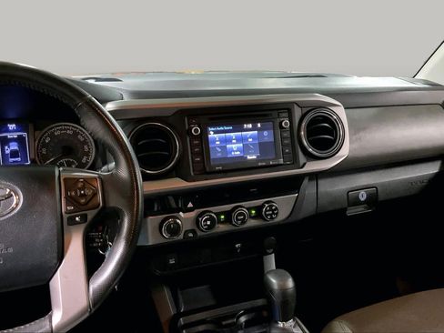 Used 2017 Toyota Tacoma SR5 AWD/4WD image 7