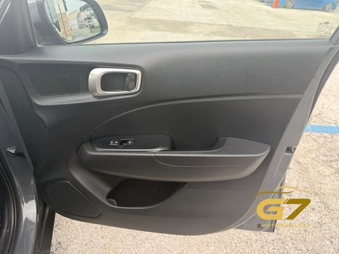 Used 2025 Hyundai Venue SEL FWD image 11
