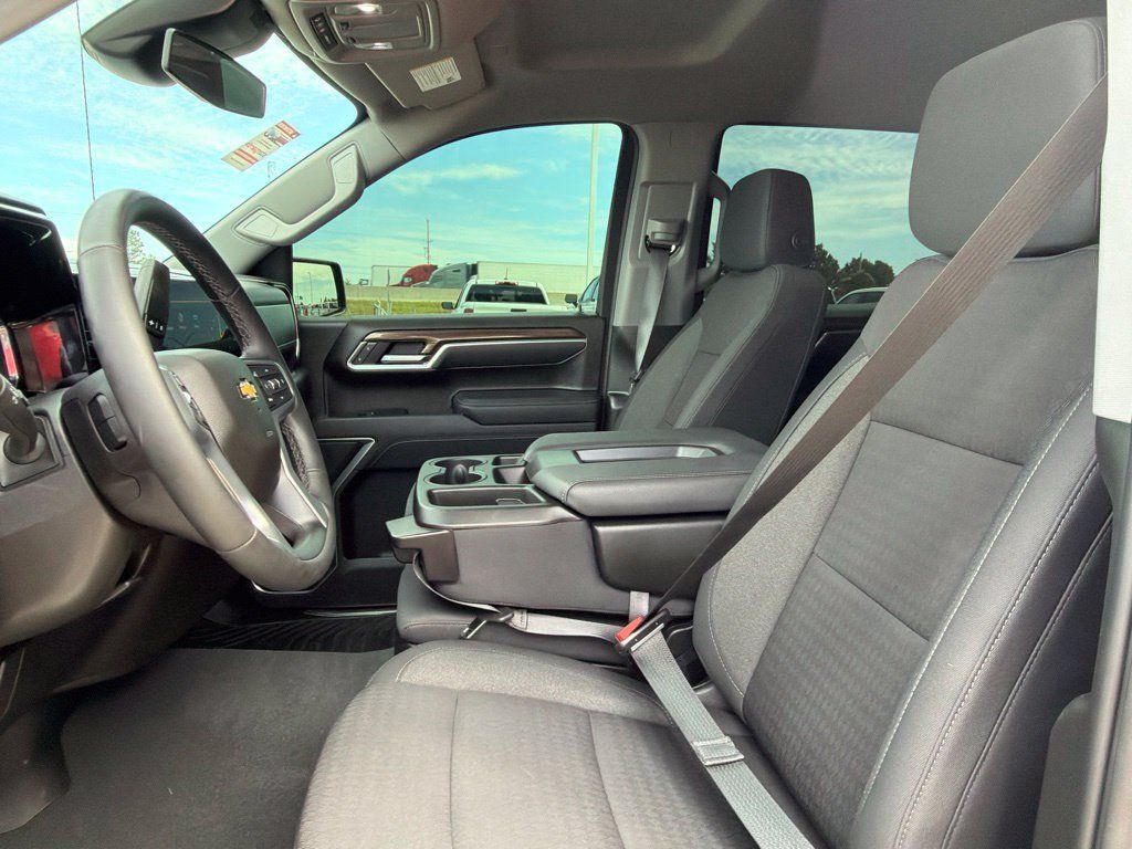 Used 2025 Chevrolet Silverado 1500 LT AWD/4WD image 19