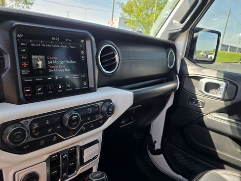 Used 2020 Jeep Gladiator Overland AWD/4WD image 29