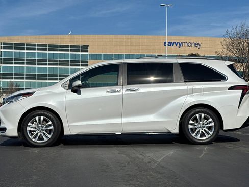 Used 2025 Toyota Sienna Limited image 7