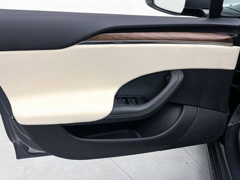 Used 2021 Tesla Model S Plaid image 15