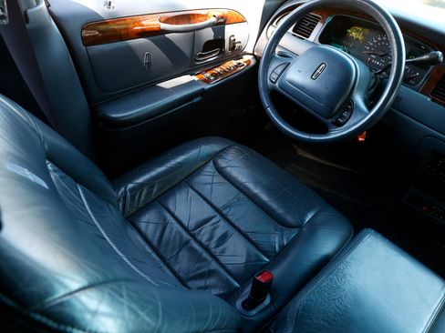 Used 1999 Lincoln Town Car Executive image 24