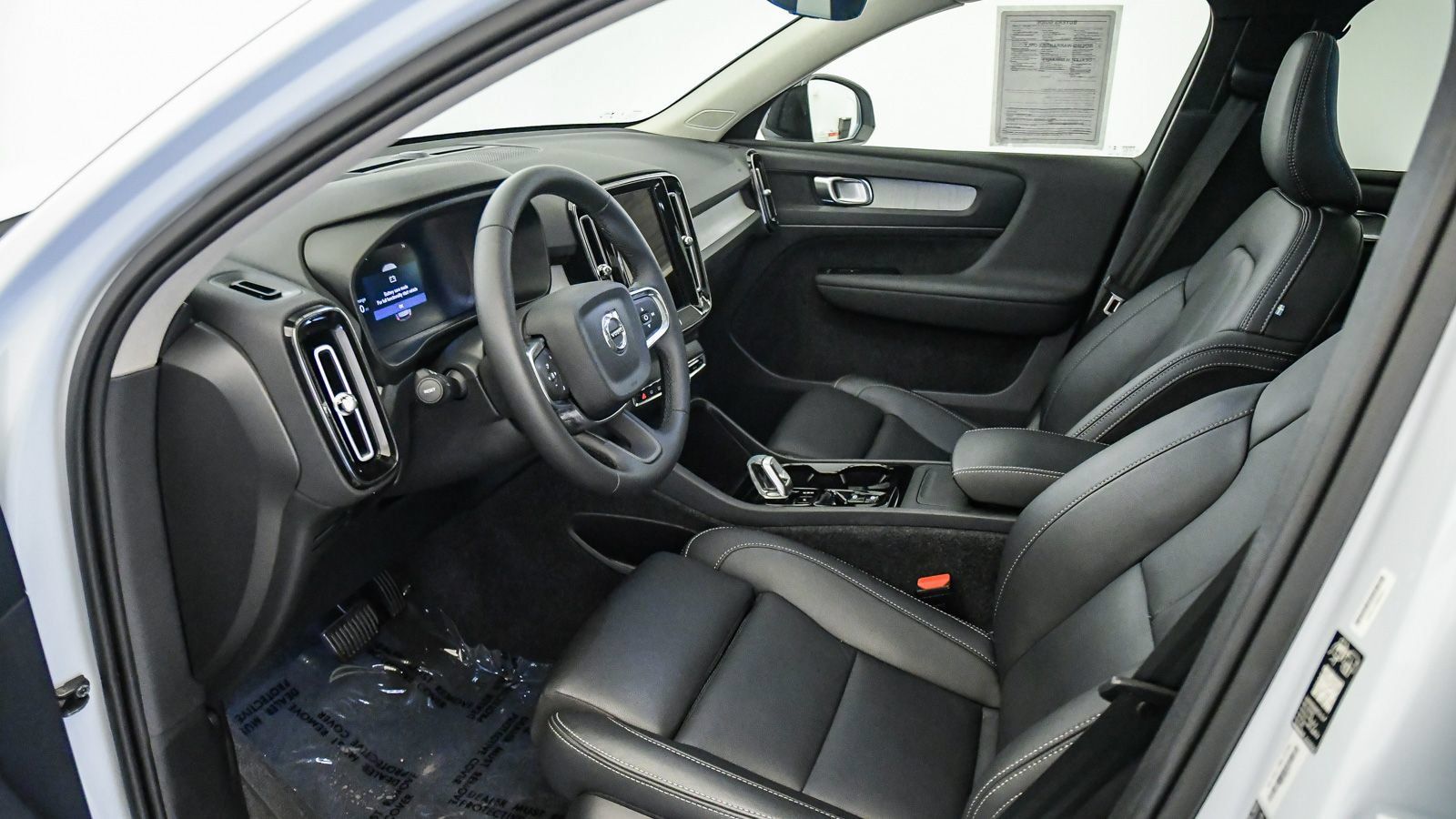 Certified 2026 Volvo XC40 B5 Plus AWD/4WD image 17
