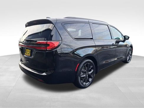 New 2026 Chrysler Pacifica Select w/ S Appearance Package FWD image 6