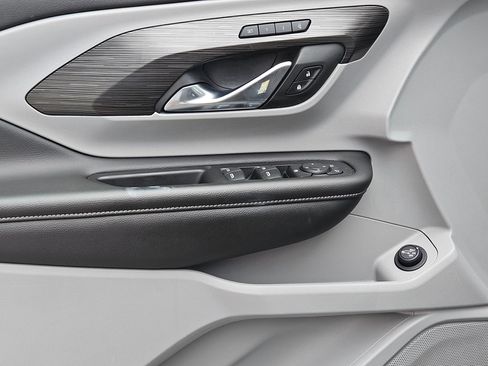 Used 2024 GMC Terrain SLT image 18