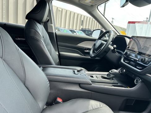 Used 2024 Toyota Grand Highlander AWD image 13