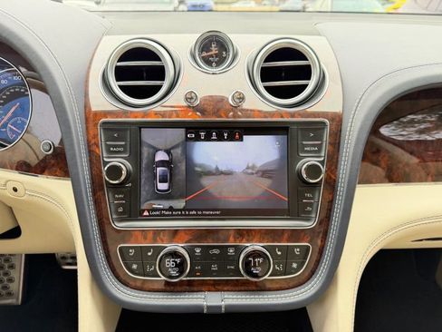 Used 2017 Bentley Bentayga AWD/4WD image 24