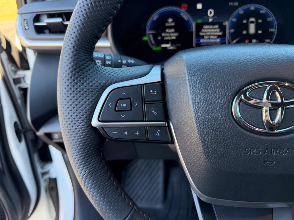 Used 2025 Toyota Sienna Platinum AWD/4WD image 18