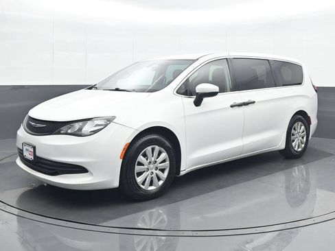 Used 2020 Chrysler Voyager L FWD image 2