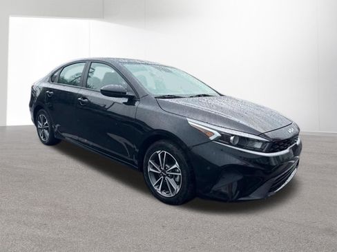 Certified 2023 Kia Forte LXS FWD image 3