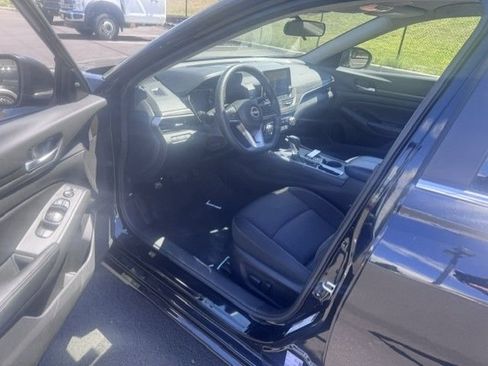 Used 2025 Nissan Altima 2.5 SV FWD image 3