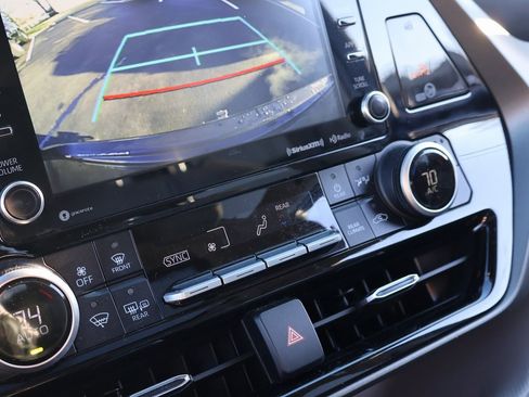 Used 2020 Toyota Highlander XLE image 25