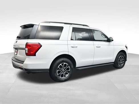 Used 2024 Ford Expedition XLT RWD image 3