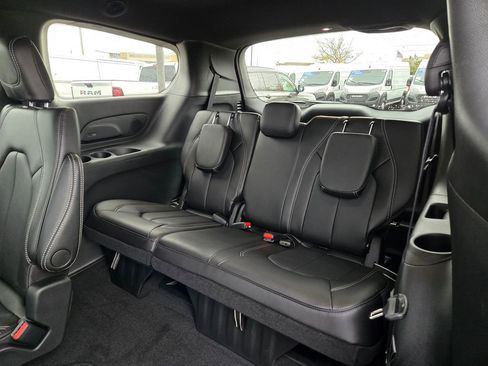 New 2026 Chrysler Pacifica Select AWD/4WD image 29
