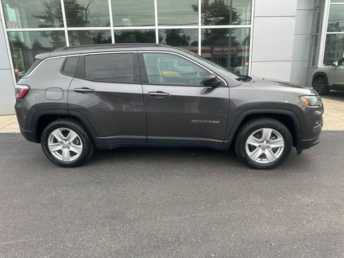 Used 2022 Jeep Compass Latitude w/ Convenience Group FWD image 2