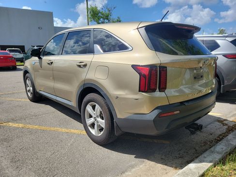 Used 2021 Kia Sorento LX image 3