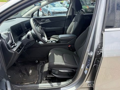 Used 2025 Kia Sportage LX image 8