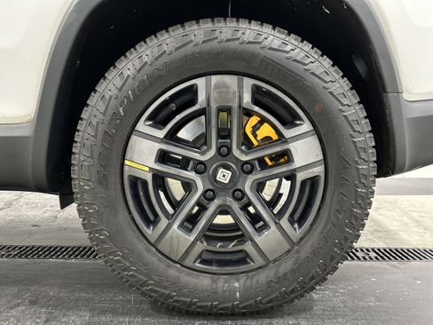 Used 2023 Rivian R1S Adventure image 10