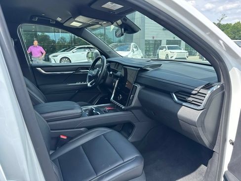 Used 2024 GMC Acadia Elevation AWD/4WD image 16