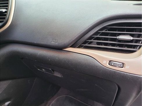 Used 2018 Jeep Cherokee Latitude FWD image 25