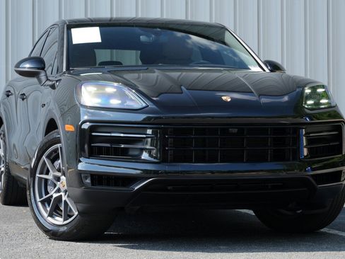 Used 2024 Porsche Cayenne Coupe AWD/4WD image 4