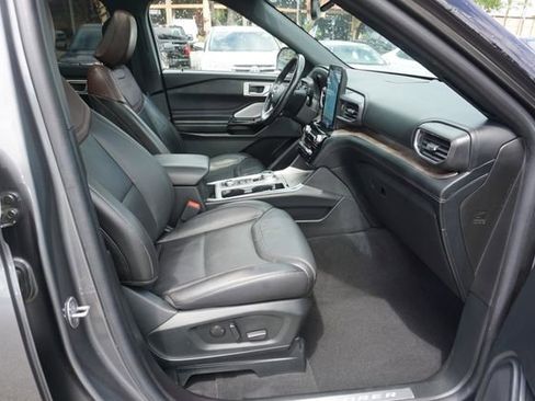 Used 2023 Ford Explorer Platinum w/ Technology Package image 3