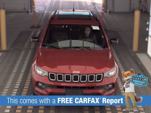 Used 2025 Jeep Compass Latitude w/ Sun & Sound Group AWD/4WD image 2