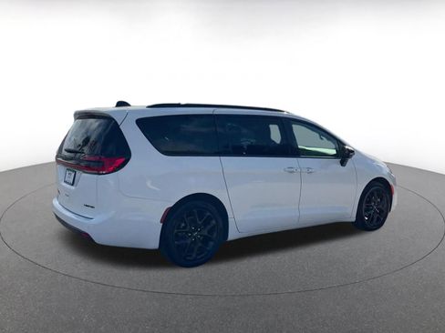 Used 2025 Chrysler Pacifica Limited image 14