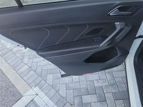 Used 2022 Volkswagen Tiguan SE image 22