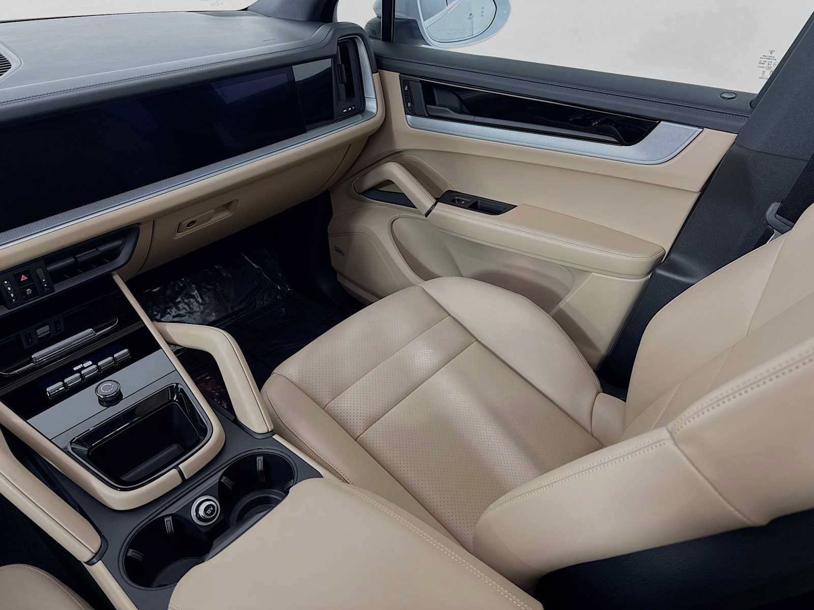 Certified 2025 Porsche Cayenne AWD/4WD image 25