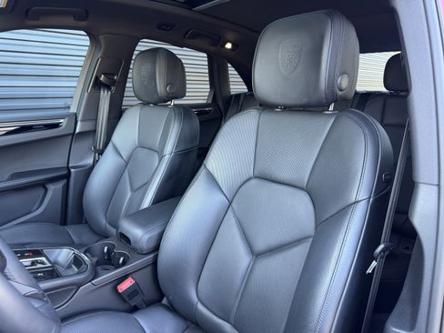 Certified 2025 Porsche Macan image 5