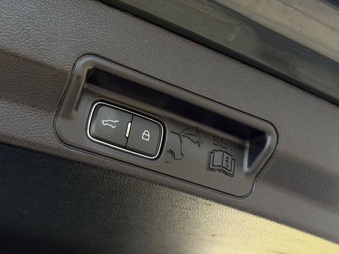 Used 2022 Ford Explorer XLT w/ Equipment Group 202A image 24