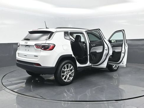 Used 2022 Jeep Compass Latitude AWD/4WD image 29