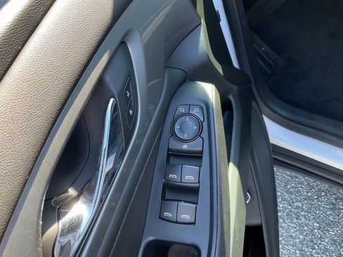 Used 2023 Chevrolet Traverse LT image 8