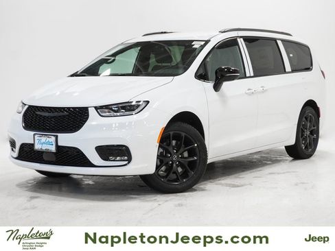 New 2026 Chrysler Pacifica Select image 1