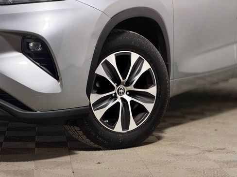 Used 2021 Toyota Highlander XLE AWD/4WD image 2