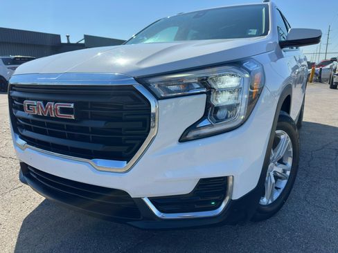 Used 2023 GMC Terrain SLE w/ Driver Convenience Package image 2