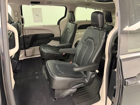 Used 2020 Chrysler Pacifica Limited w/ Tire & Wheel Group FWD image 15