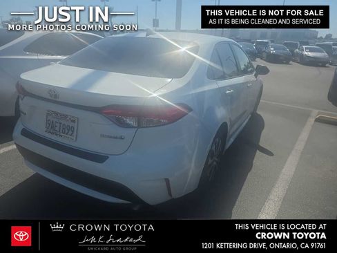 Used 2022 Toyota Corolla LE w/ Premium Interior Package FWD image 2
