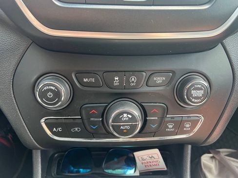 Used 2019 Jeep Cherokee Trailhawk w/ Cold Weather Group AWD/4WD image 17