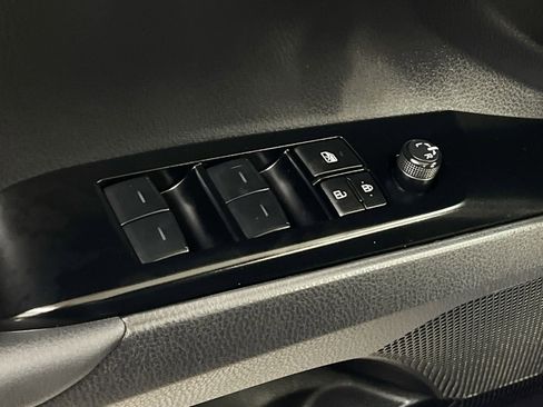 Used 2025 Toyota Camry SE image 19