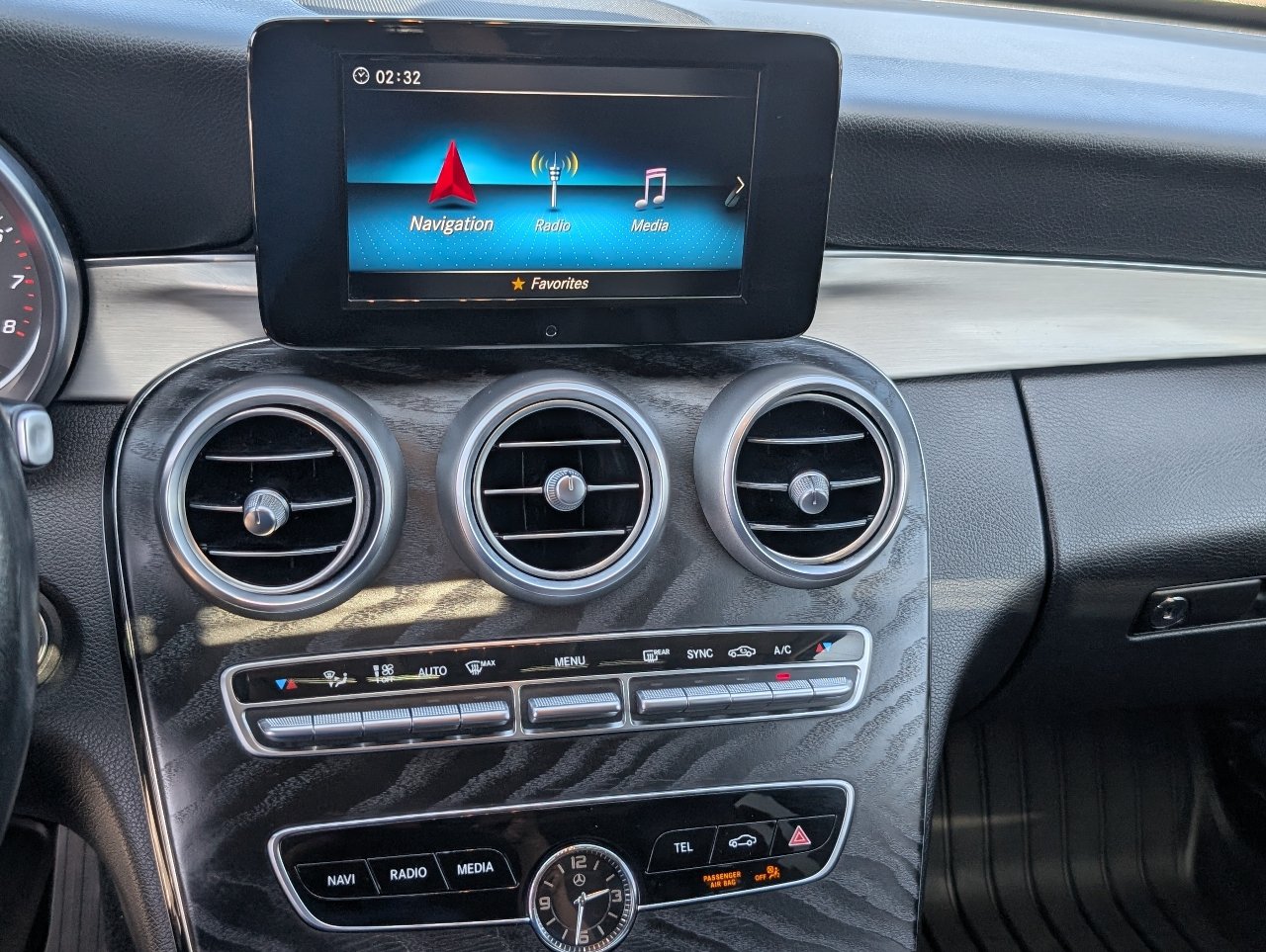 Used 2019 Mercedes-Benz C 300 Sedan w/ Premium Package image 17